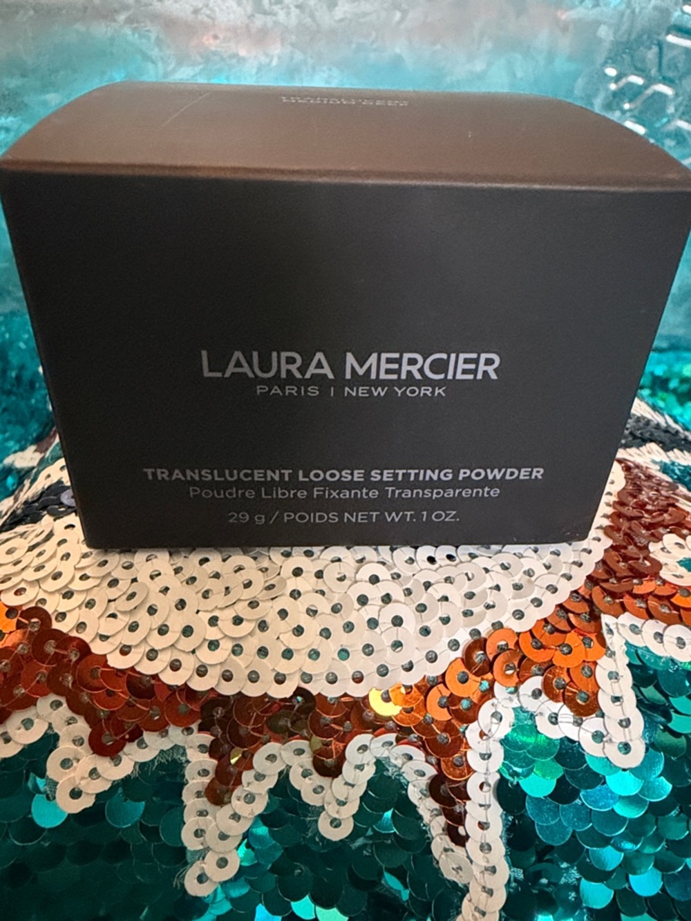 laura mercier Translucent Setting Powder - Black Lid with Frosted Jar - Picture 3 of 3